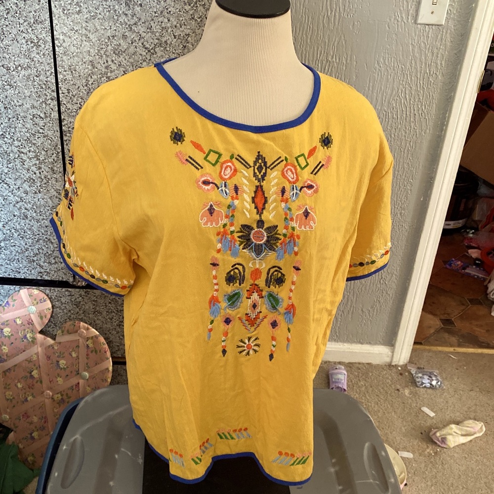 New IZURIA | Yellow Floral Floral Embroidered Hi-Low Top - Women & Plus size 2X